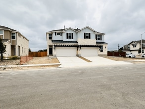 Building Photo - 2425 Lakey Cv