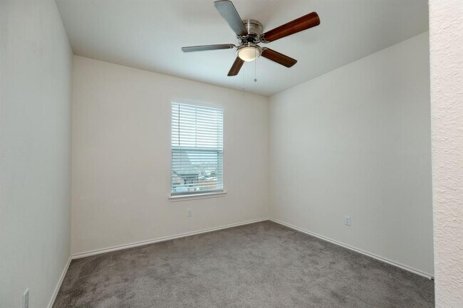 Building Photo - 482 Thornless Cir