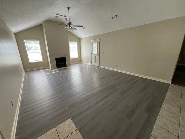 Building Photo - 3 bed 2.5 bath house with multiple bonus rooms!