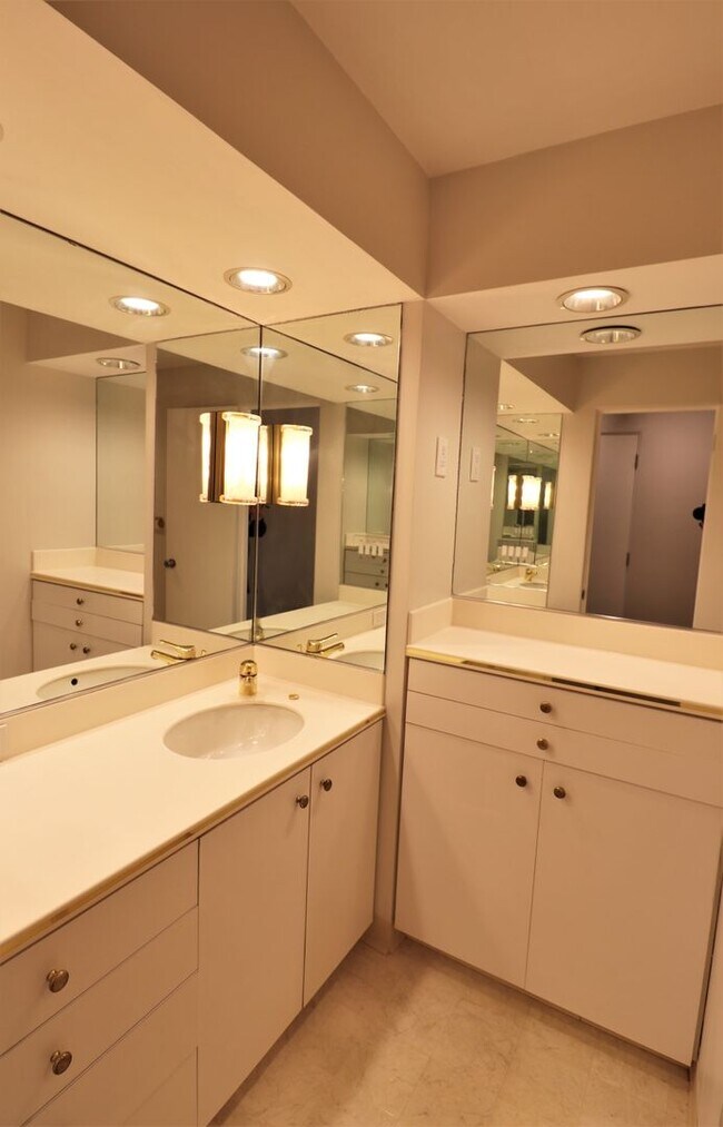 Building Photo - Gorgeous 3 Bedroom Queen Anne Apartment wi...