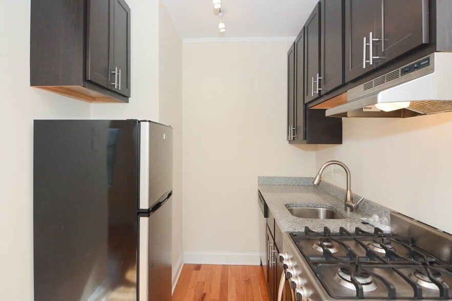 Building Photo - 4742 N Hermitage Ave