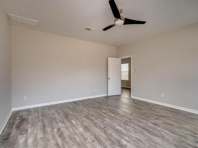 Building Photo - 688 Donegal Ln