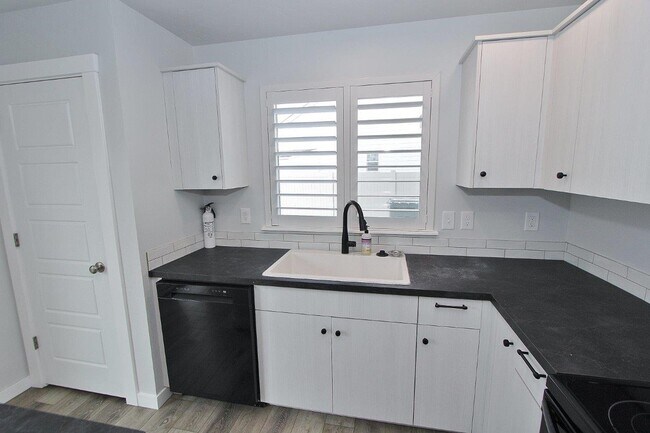 Building Photo - 6587 S Memory Wy