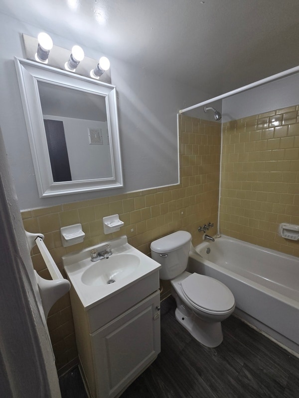 Building Photo - 1221 Nelson St