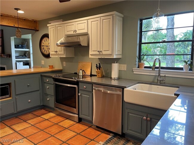 Building Photo - 5825 Dogwood Way