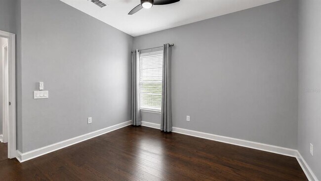 Building Photo - 439 Chelsea Ave