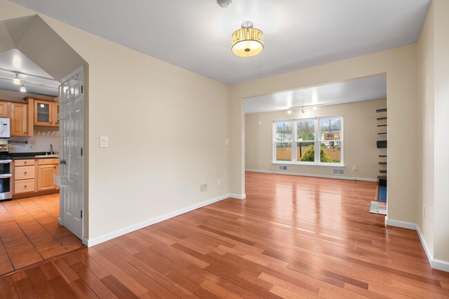 Building Photo - 13 Taconic St