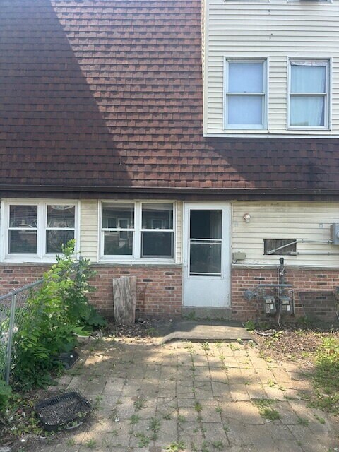 Building Photo - 3 bedroom 1.5 bath now available in the Wo...