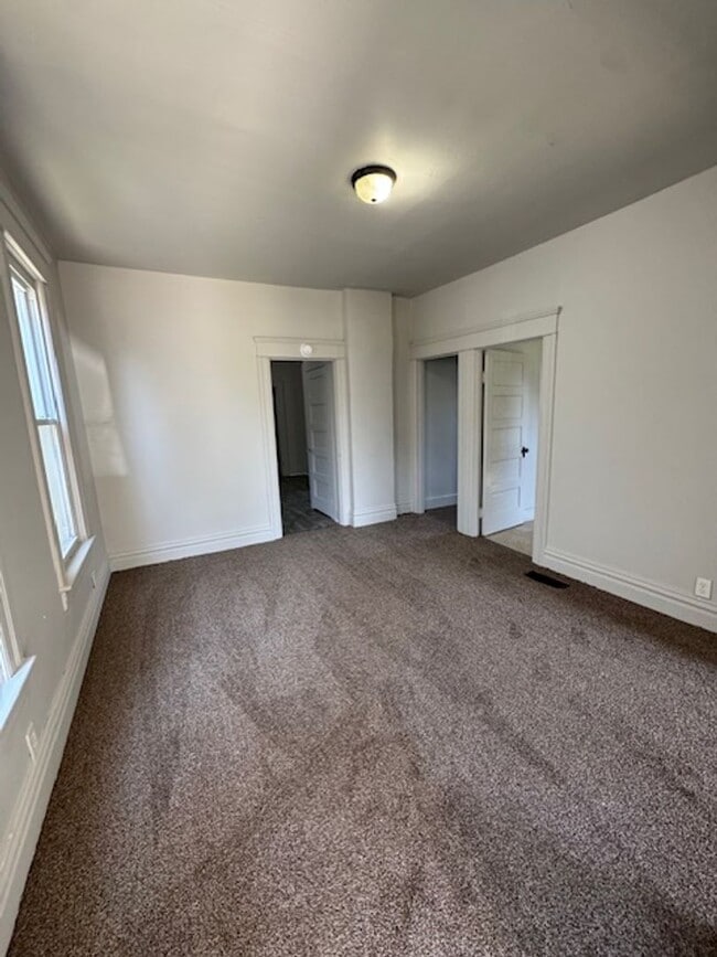 Building Photo - 427 E Taber St