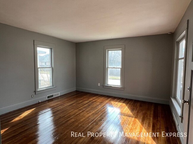 Building Photo - 632 N Wayland Ave