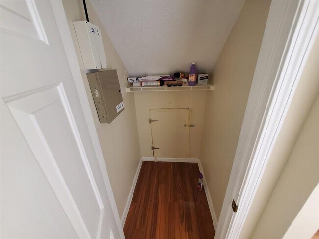 Building Photo - 5450 Twin Lakes Dr