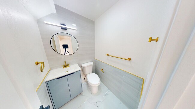 Building Photo - BEAUTIFUL 2 BED | Split Level| Feels Like ...