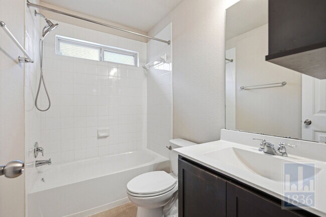 Building Photo - 821 Schefer St