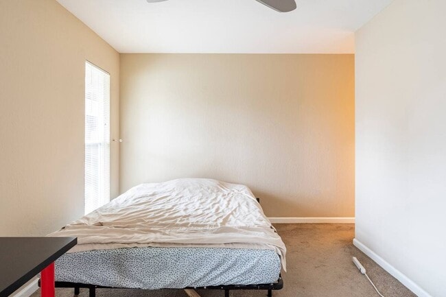 Building Photo - 5488 Roundtree Dr