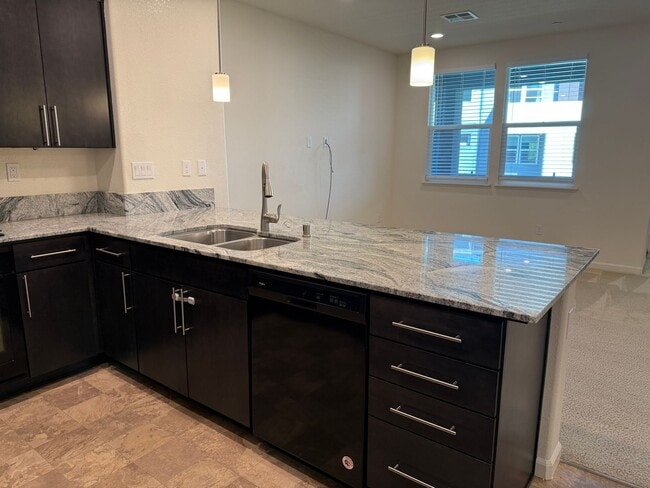 Building Photo - Executive Milpitas Townhome