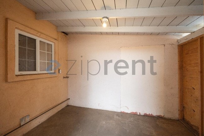 Building Photo - 415 E 26th St