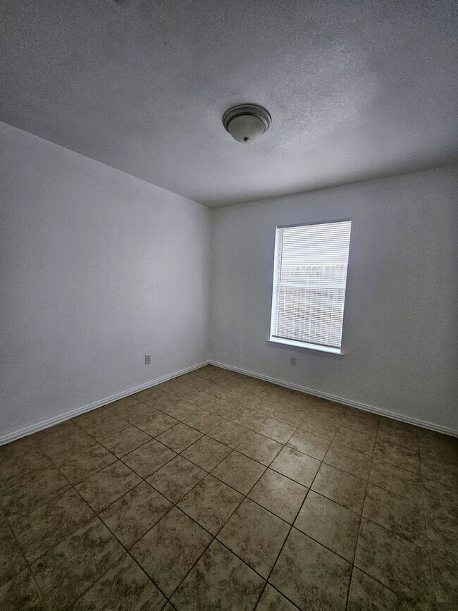 Building Photo - 3108 Lincoln Ave