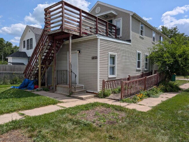 Building Photo - 2 Bedroom Lower Duplex In Green Bay