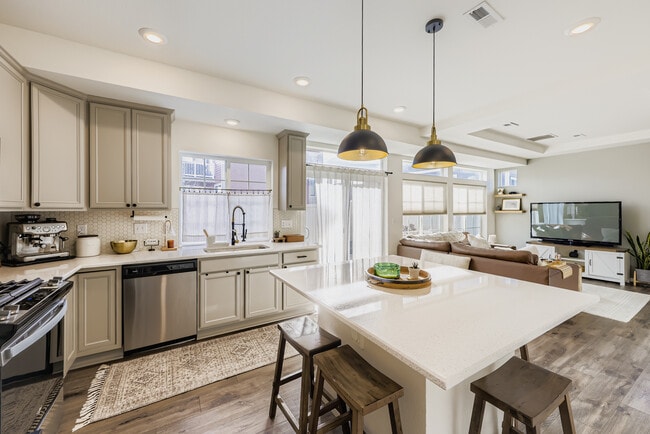 Building Photo - 1116 Highlands Dr