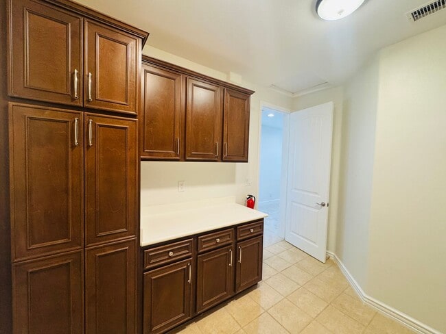 Building Photo - Luxury Rental in Village at the Park