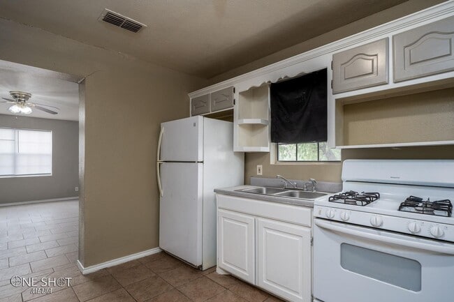 Building Photo - 3632 Clinton St