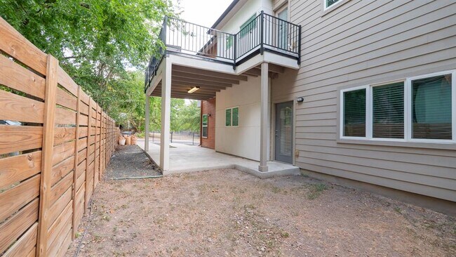 Building Photo - 2009 Uphill Ln