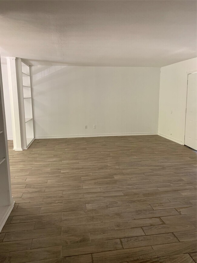 Building Photo - 5625 Antoine Dr