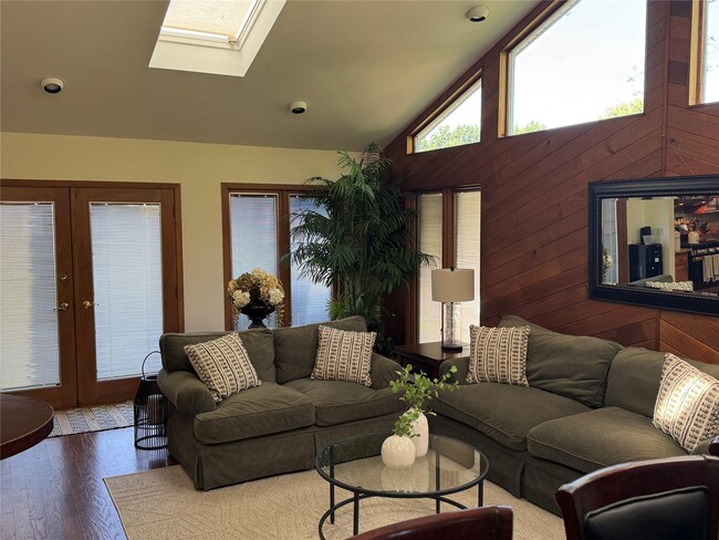 Building Photo - 33 Lake Nanuet Dr