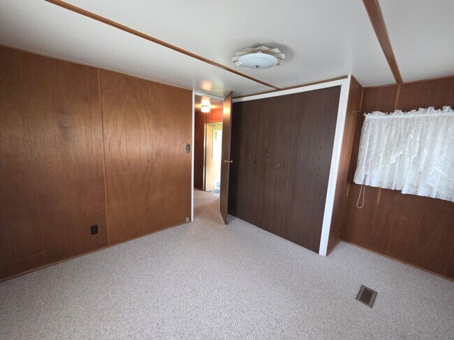 Building Photo - REDUCED!!!