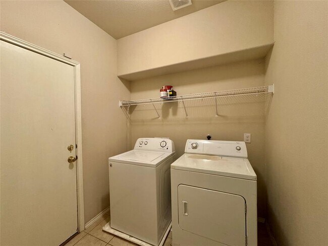 Building Photo - 8629 White Ibis Dr