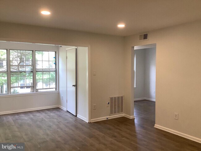 Building Photo - 12 Normandy Square Ct