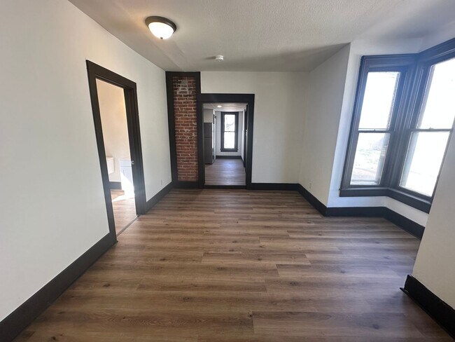 Building Photo - Completely Renovated 3 bed/2 bath