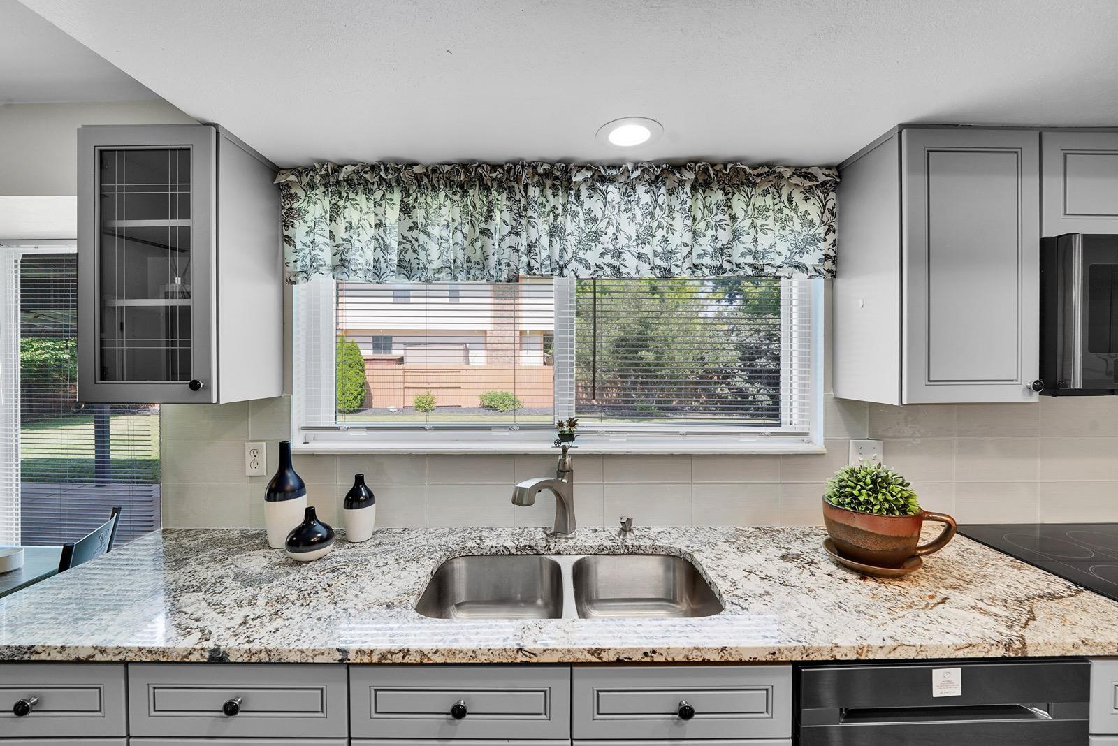 Building Photo - 7303 E Mercer Pl