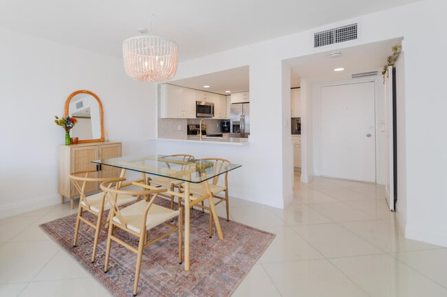 Building Photo - 3000 E Sunrise Blvd