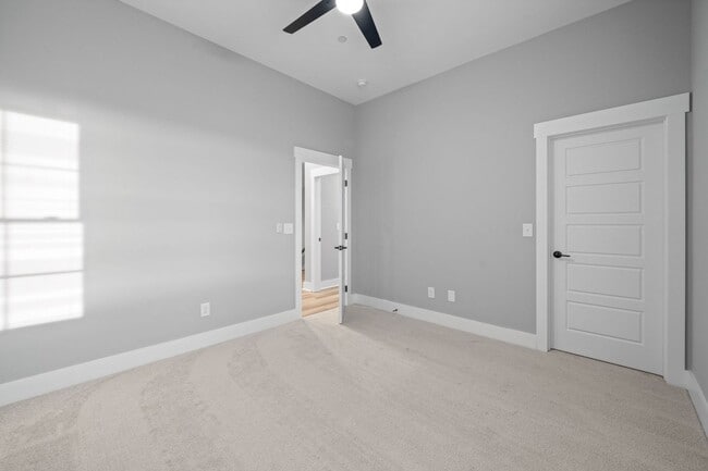 Building Photo - Gorgeous 3 Story 4 Bedroom Pet Friendly Home For Rent!