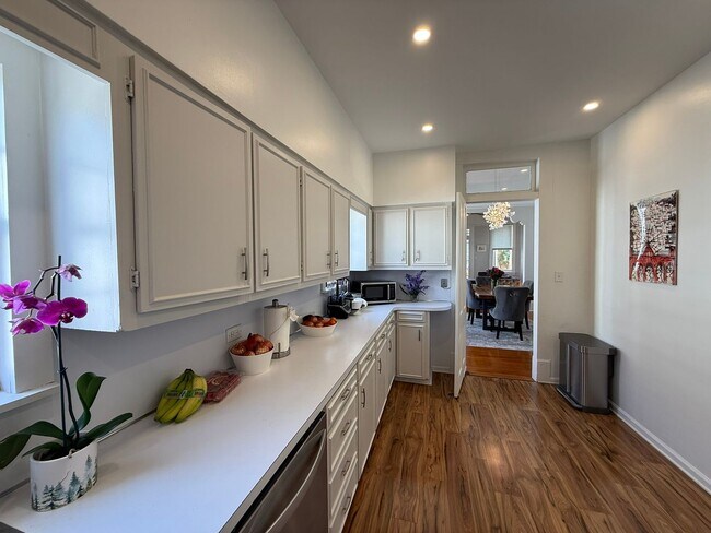 Building Photo - Spacious 4bed/ 3bath home located in the heart of Uptown - Partially furnished ***