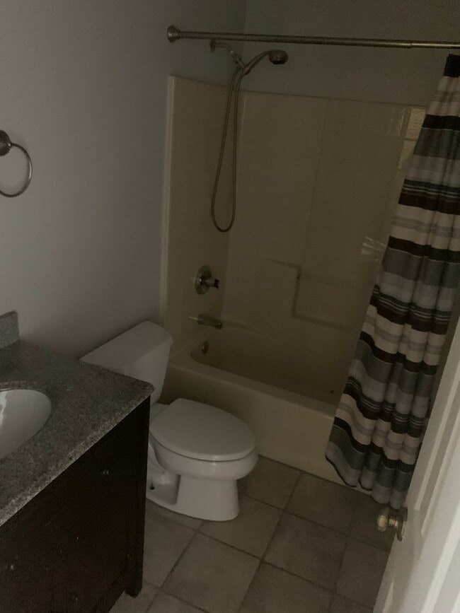 Building Photo - 3 Bedroom 2 Bathroom House