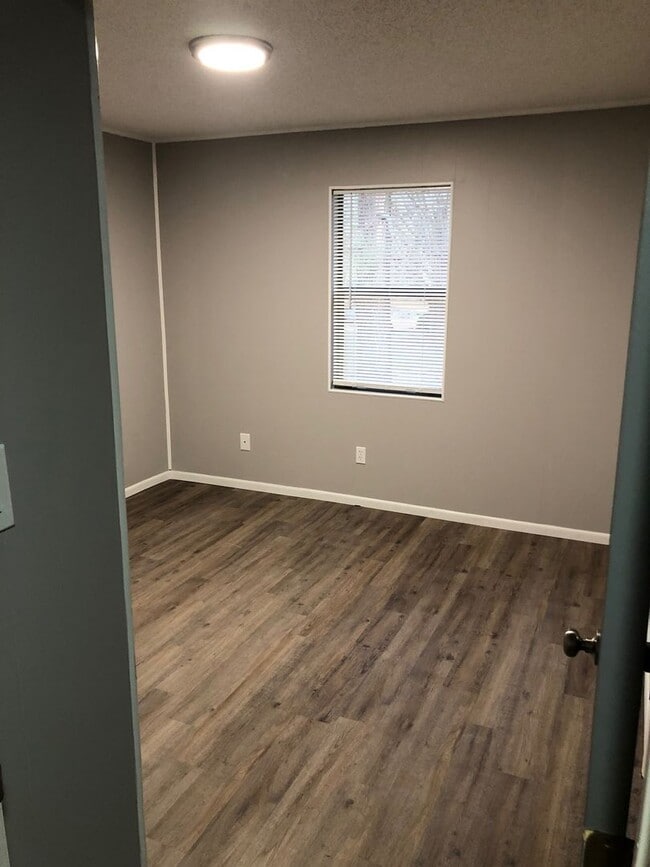 Building Photo - Welcome to Ravenwood Drive!