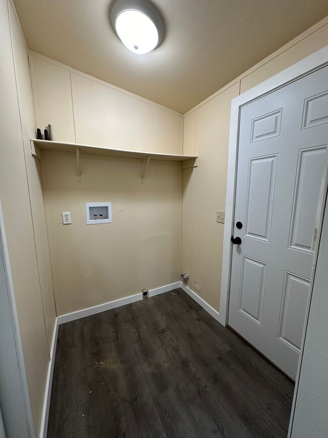 Building Photo - 3 Bedroom 2 Bath Home Available Now