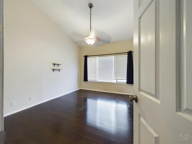 Building Photo - 807 W 25th St