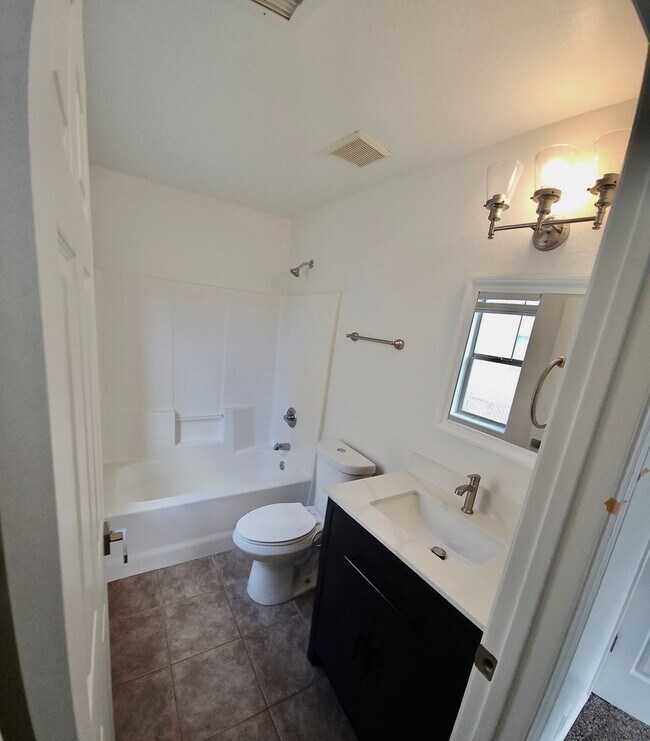 Building Photo - Beautiful remodeled 2 bed 2 bath home in P...