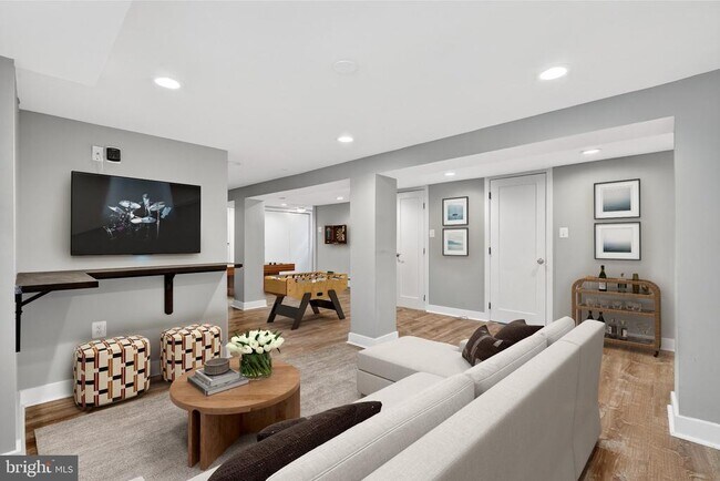 Building Photo - 7903 Woodbury Dr