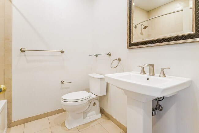 Building Photo - PENTHOUSE-STYLE UNIT IN SIGNAL HILL  w/180 degree Views 3Br/2Ba $3750mo