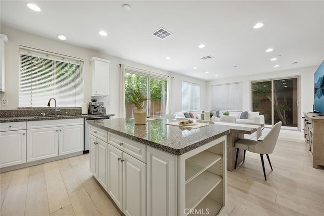 Building Photo - 210 Desert Bloom