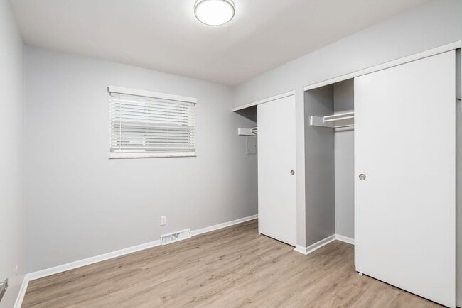 Building Photo - 558 Riverview Dr