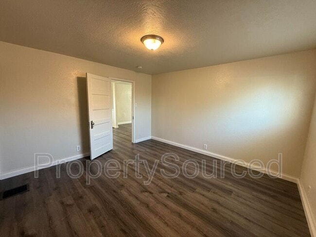 Building Photo - 208 N Acacia Ave