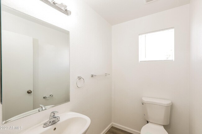 Building Photo - 1221 E Bowker St
