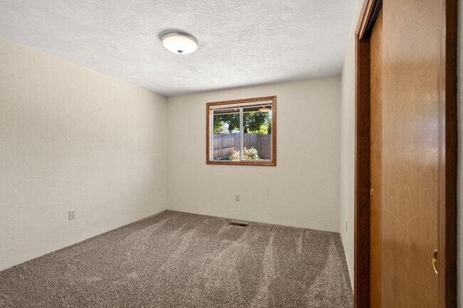 Building Photo - 876 Ridgeway Cir