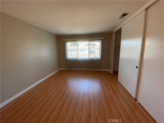 Building Photo - 20130 Village Green Dr