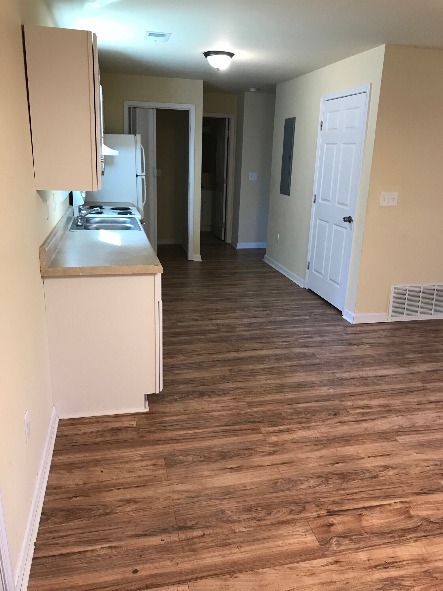 Building Photo - 2588 wren cir